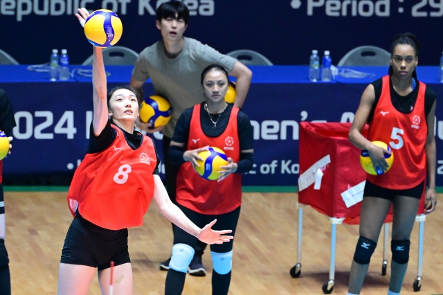 아시아쿼터 선수들이 30일 제주도 한라체육관에서 열린 아시아쿼터 트라이아웃에서 연습경기를 펼치고 있다. 한국프로배구연맹 제공