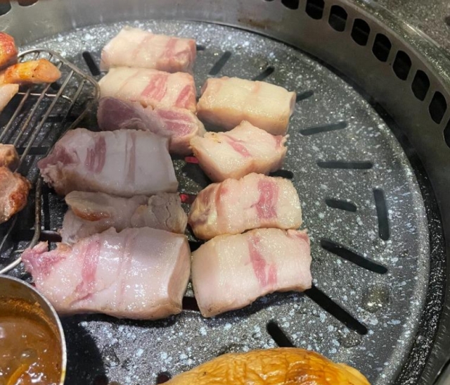 한 네티즌이 제주 유명 맛집에서 '비계 삼겹살'을 판매했다며 공개한 사진. 온라인 커뮤니티 '보배드림' 캡처