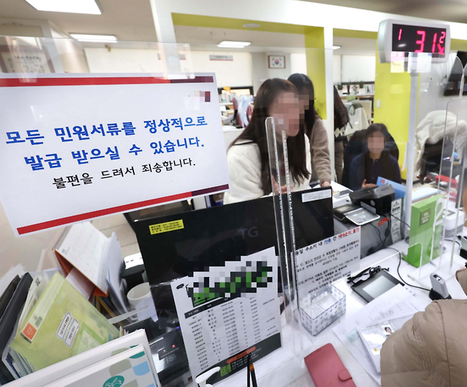 최근 공무원 악성 민원에 대한 피해 사례가 이어지자 행정안전부는 해외 주요국의 악성민원 대응 방침을 조사한 연구결과를 30일 발표했다. 사진은 한 공무원이 여권 발급 신청을 받는 모습. 자료사진으로 기사 내용과는 무관함. [한주형 기자]