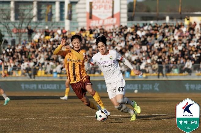 드리블, 스피드가 빼어난 양민혁(사진 오른쪽). 사진=한국프로축구연맹