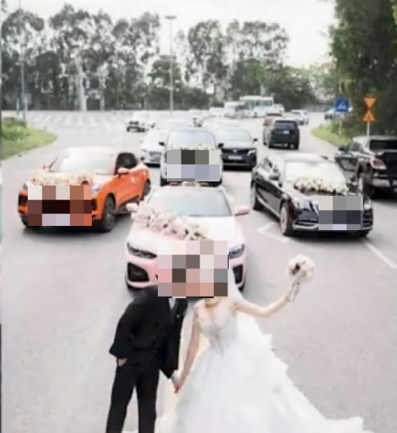 도로를 점용한 채 사진을 찍은 신혼부부 때문에 차량 정체가 빚어졌다./사진=뉴시스 유튜브 영상 캡쳐