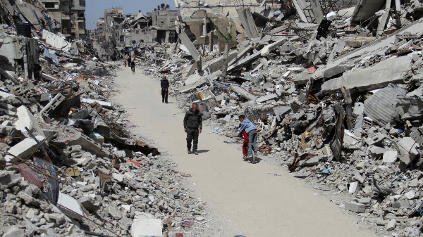 이스라엘과 하마스 간 협상이 진척되면서 가자지구 휴전 가능성이 되살아났다. 사진은 지난달 31일(현지시각) 가자지구 북부 폐허가 된 집과 건물 사이로 주민들이 지나가는 모습. /사진=로이터