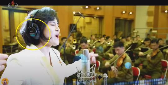 북한 조선중앙TV가 김정은 국무위원장을 찬양하는 뮤직비디오 형태의 새 선전가요 ‘친근한 어버이’를 17일 공개했다. 가수 김류경이 노래를 부르며 가사는 김 위원장을 ‘위대한 령도자’와 ‘친근한 어버이’로 묘사하면서 인민이 한마음으로 그를 신뢰하고 따름을 강조하고 있다. 유튜브 캡처