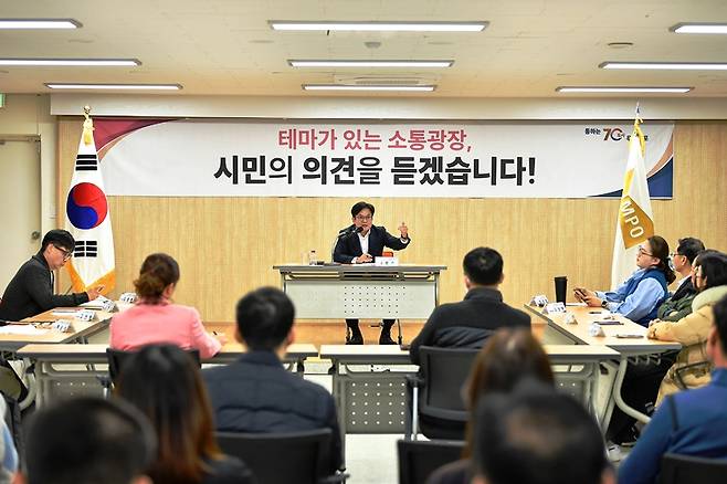 김병수 김포시장이 지난해 11월 김포-서울 통합을 위한 시민 의견 청취를 하고 있는 모습.