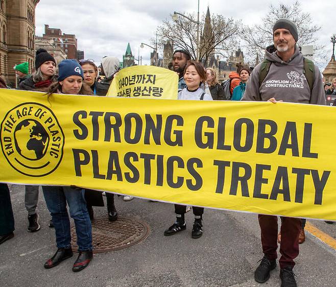 국제 플라스틱 협약 INC4를 앞둔 지난 21일(현지시간) 전세계에서 모인 환경단체들은 플라스틱 오염 종식과 일회용 플라스틱 사용 감소를 요구하며 캐나다 오타와를 행진했다. [그린피스 제공]