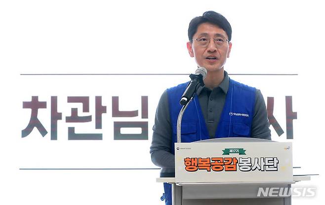[서울=뉴시스] 김혜진 기자 = 김윤상 기획재정부 2차관이 30일 오전 서울 종로구 국립서울맹학교에서 열린 제 17기 행복공감 봉사단 2차 봉사활동에서 인사말을 하고 있다. 2024.04.30. jini@newsis.com