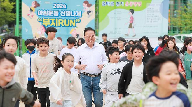 서거석 전북교육감이 30일 전주북초등학교를 찾아 학생들과 '아침운동 신명나게' 프로그램에 참여했다. 전북교육청 제공
