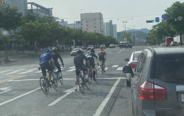 자전거를 탄 6명이 시내 도로를 달리고 있다. 온라인 커뮤니티