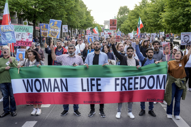 ▲28일(현지시간) 독일 베를린에서 시위대가 2022년 이란 반정부 시위 구호 "여성, 생명, 자유" 글귀가 새겨진 펼침막을 들고 2022년 반정부 시위 지지 혐의로 최근 이란 유명 래퍼 투마즈 살레히(33)에게 이란 법원에 의해 선고된 사형 판결에 항의하고 있다. ⓒAP=연합뉴스