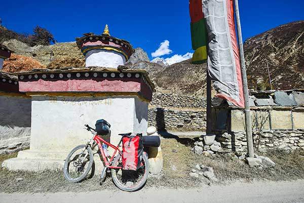 마낭에 도착하기 직전에 본 영탑靈塔. 수도승들의 사리를 안치한 탑이다.
