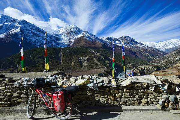 언덕을 올라 마을을 벗어나는 순간 나타난 훤칠한 흰 산. 안나푸르나에서 갈라져 나온 산줄기다.