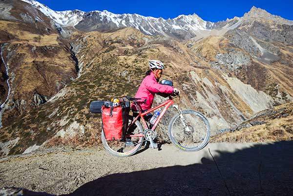 토롱 베이스캠프로 가는 길. 완만한 경사지만 짐 무게가 있어 자전거를 끌고 오를 수밖에 없었다.