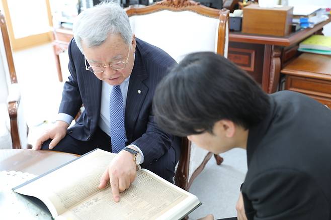 29일 충남 천안 독립기념관에서 한시준 독립기념관장이 1919년 10월28일자 독립신문을 보여주고 있다. 독립신문은&nbsp;같은 해 8월 스위스 루체른에서 열린 국제사회주의자 대회에서 한국의 독립을 승인해달라는 결의문이 통과됐다는 소식을 전하고 있다. 독립기념관 제공