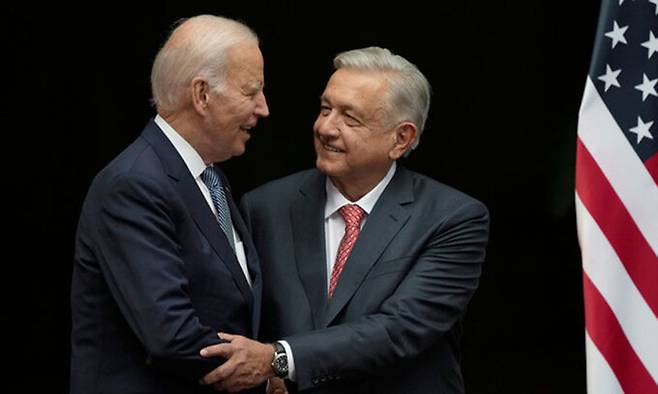 조 바이든 미국 대통령(왼쪽) 안드레스 마누엘 로페스 오브라도르 멕시코 대통령. AP뉴시스