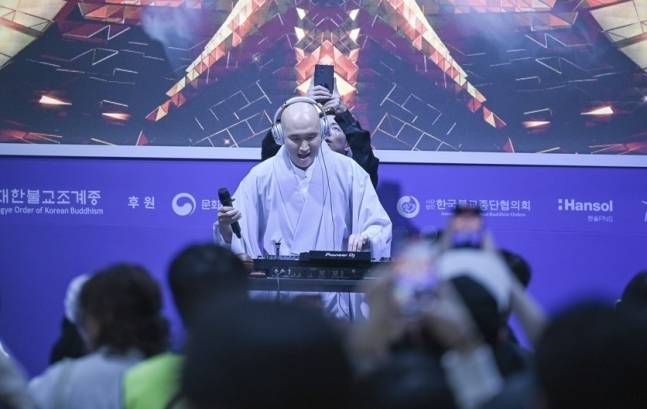 2024 서울국제불교박람회에서 디제잉하는 ‘뉴진스님’&nbsp;윤성호.&nbsp;2024서울국제불교박람회 사무국 제공.&nbsp;