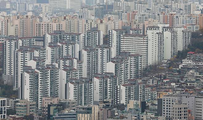 지난 3일 남산타워에서 본 아파트 단지 모습. 뉴스1