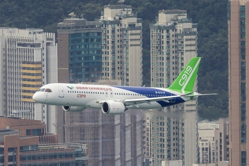 중국이 자체 개발해 상업 비행에 성공한 C919 항공기가 16일 처음으로 중국 본토 이외 지역인 홍콩 상공을 비행하고 있다. 홍콩=로이터연합뉴스