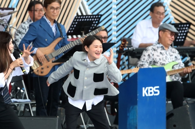 방송인 김신영이 '전국노래자랑'을 진행하는 모습. (사진 = 뉴스1)