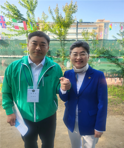 박종갑(왼쪽) 관악구 테니스연합회장·유정희(오른쪽) 서울시의원