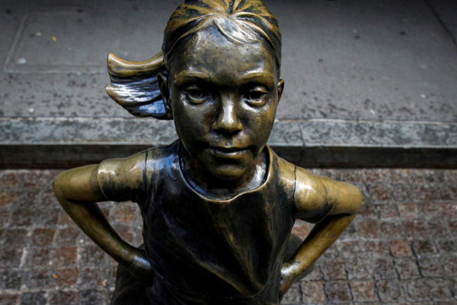 미국 뉴욕 맨해튼 뉴욕증권거래소(NYSE) 앞에 설치된 용감한 소녀(The Fearless Girl statue)상. 로이터연합뉴스