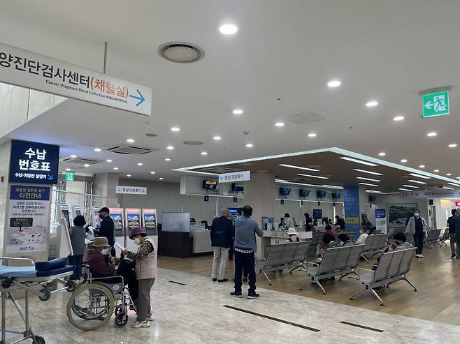 서울대병원 교수들이 휴진을 예고한 4월30일 서울대병원 암센터에 환자와 보호자들이 진료를 기다리고 있다. ⓒ시사저널 강윤서