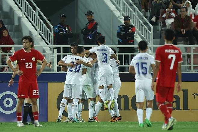 우즈베키스탄 선수들이 30일 인도네시아와의 U-23 아시안컵 준결승에서 상대 자책골로 추가 득점한 뒤 기뻐하고 있다. AFP연합뉴스