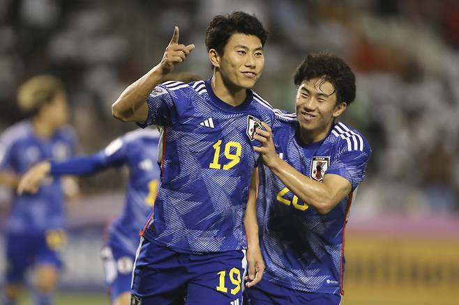 일본의 호소야 마오(왼쪽)가 30일 카타르 알라이얀에서 열린 23세 이하(U-23) 아시안컵 4강에서 이라크를 상대로 선제골을 터뜨린 뒤 기뻐하고 있다. AP 연합뉴스