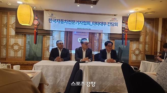 김방신 타타대우상용차 대표(중앙)가 임원들과 함께 질문에 답하고 있다.   사진 | 손재철기자 son@kyunghyamg.com