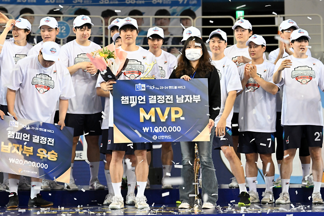 챔프전 최우수선수(MVP)로 선정된 두산 김연빈. 한국핸드볼연맹 제공