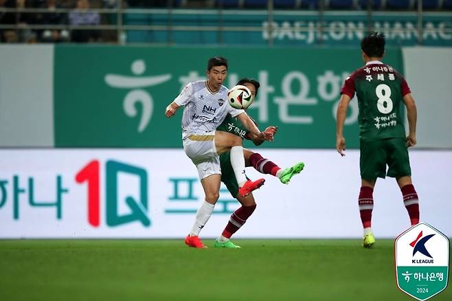 대전 수비를 상대로 공을 다투고 있는 김천 유강현(왼쪽) | 프로축구연맹 제공