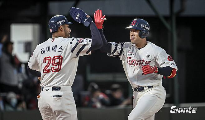 ▲ 롯데 전준우(오른쪽)는 최근 살아난 타격감을 보여주고 있는데 빅터 레이예스는 타격감이 떨어진 모습이다. ⓒ롯데 자이언츠