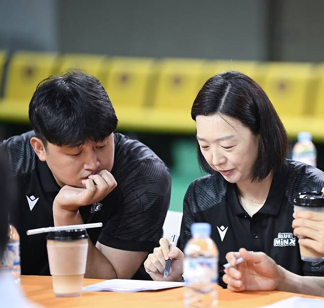 김명훈(왼쪽) 코치와 이미선 수석코치의 모습. /사진=삼성생명 제공