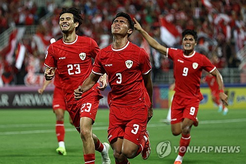 신태용 감독이 이끄는 인도네시아 U-23 축구 국가대표팀이 29일(한국시간) 카타르 도하에 있는 압둘라 빈 칼리파 스타디움에서 열린 우즈베키스탄 U-23 축구 국가대표팀과의 2024 아시아축구연맹(AFC) U-23 아시안컵 준결승에서 0-2로 패했다.   우즈베키스탄에 패한 인도네시아는 3, 4위전에 진출했다. 뒤이어 열렸던 일본과 이라크의 경기에서 일본이 2-0으로 승리하면서 이라크가 인도네시아와 3위 자리를 두고 경쟁한다. 연합뉴스