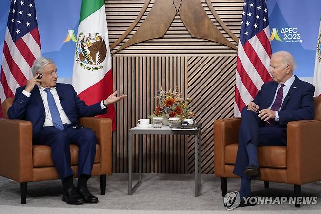 지난해 APEC 정상회의를 계기로 대좌한 미국 대통령(오른쪽)과 멕시코 대통령 [AP 연합뉴스 자료사진. 재판매 및 DB 금지]