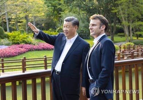 작년 4월 중국 광저우에서 만난 시진핑 주석과 마크롱 대통령 [EPA=연합뉴스 자료사진]
