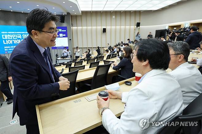 교수들과 인사하는 방재승 비대위원장 (서울=연합뉴스) 신현우 기자