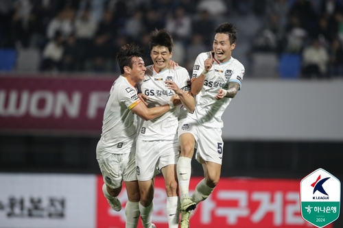 기성용(가운데)의 추가 골에 기뻐하는 서울 선수들 [한국프로축구연맹 제공. 재판매 및 DB 금지]