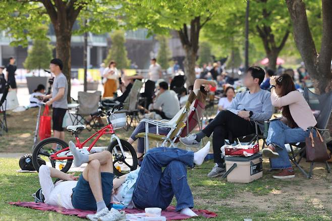 지난 14일 시민들이 서울 영등포구 여의도한강공원에서 나들이를 즐기고 있다. (사진=연합뉴스)