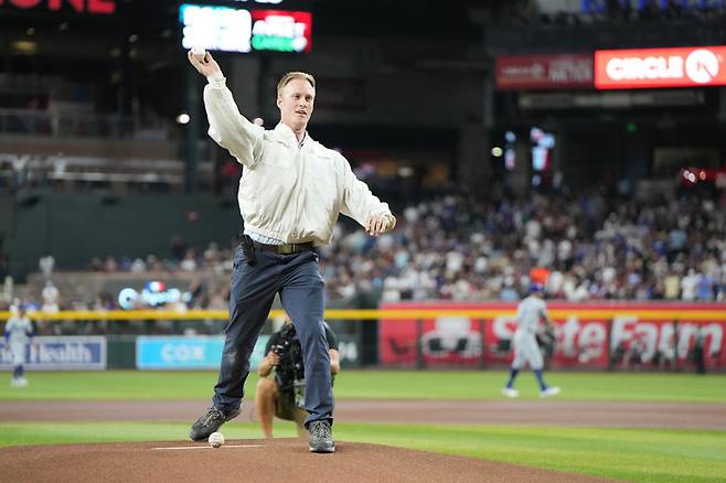 (해충업체 직원 맷 힐튼이 1일 미국 애리조나주 피닉스 체이스필드에서 '즉석' 시구를 하고 있다)