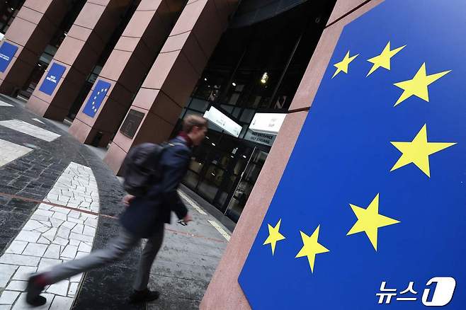 24일(현지시간) 프랑스 스트라스부르 소재 유럽의회 의사당인 루이스 바이스 빌딩에 유럽연합(EU)기가 걸려있는 모습. 2024.04.24 ⓒ AFP=뉴스1 ⓒ News1 박재하기자