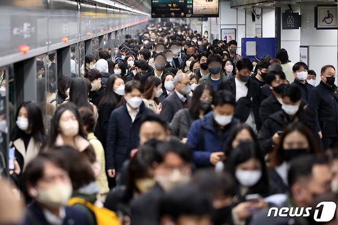 지하철·버스 등 대중교통에 대한 마스크 착용 의무 해제 첫날인 3월20일 서울 종로구 광화문역에서 대다수의 시민들이 마스크를 착용한 채 지하철을 이용하고 있다. 앞서 서울시는 "20일부터 대중교통 수단의 마스크 착용이 '의무'에서 '권고'로 조정된다＂며 ＂특히 출퇴근 등 혼잡시간대 이용 시에는 적극 권고된다＂고 말했다. 2023.3.20/뉴스1 ⓒ News1 조태형 기자
