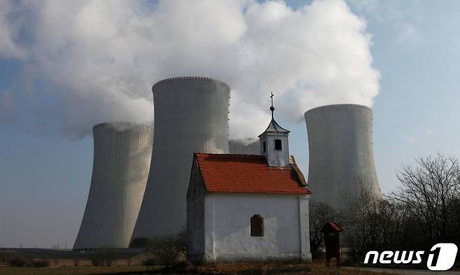 2011년 3월15일 촬영한 체코 두코바니 원자력발전소와 예배당의 모습. 수도 프라하에서 동쪽으로 200㎞가량 떨어져 있다. 2022.11.30 ⓒ 로이터=뉴스1 ⓒ News1 정윤미 기자