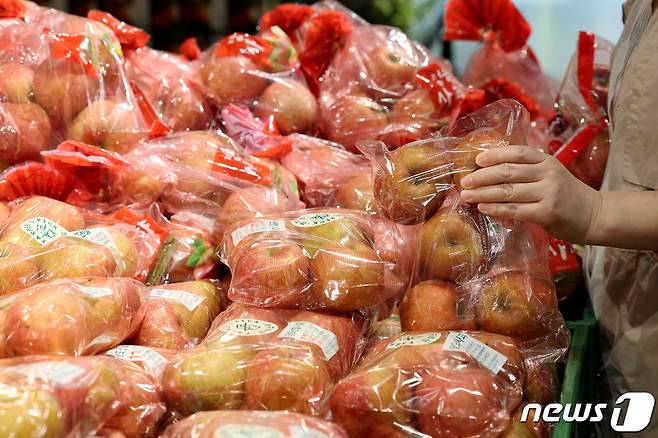 서울의 한 마트를 찾은 시민이 사과를 구매하고 있다. 2024.4.21/뉴스1 ⓒ News1 장수영 기자