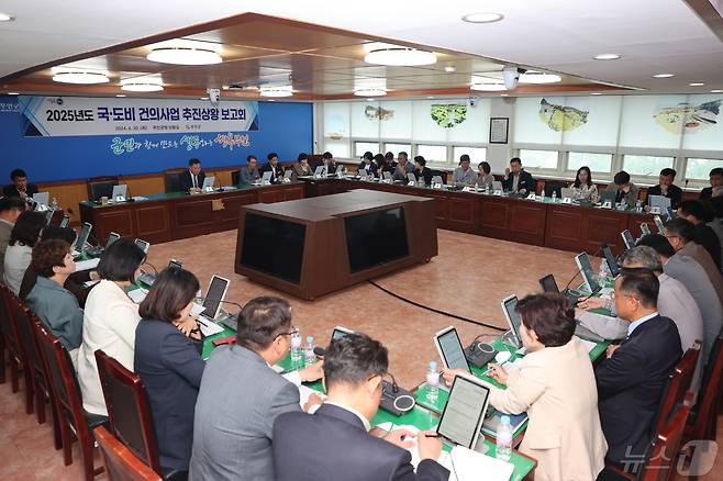 전남 무안군이 지난 30일 내년도 국도비 건의사업 전반을 점검한느 보고회를 갖고 있다.(무안군 제공)2024.5.1./뉴스1