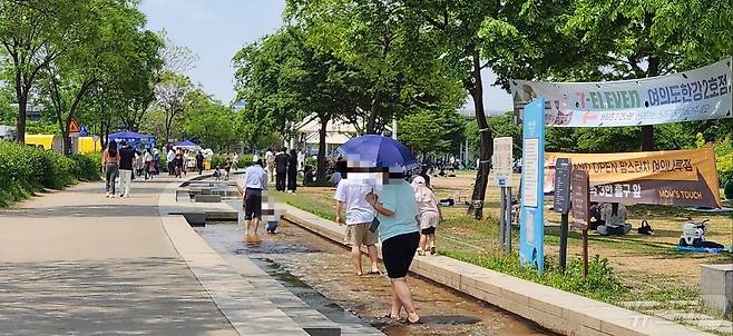 1일 낮 12시 서울 여의도 한강공원에서 시민들이 더위를 식히고 있다. 2024.05.01 ⓒ 뉴스1 김예원 기자
