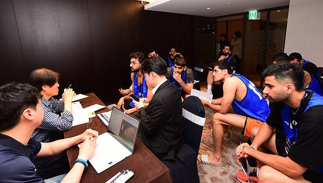 메디컬 테스트를 기다리고 있는 2024 남자 아시아쿼터 참가 선수들. 제공 | 한국배구연맹
