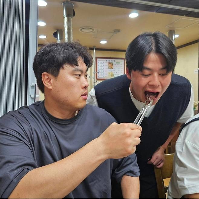 한화 류현진이 지난 30일 대전 한 식당에서 노시환에게 소고기를 직접 먹여주고 있다. 사진 | 류현진 개인채널