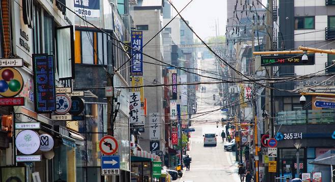 방배역에서 디에이치방배로 올라가는 길. 약간 오르막길이다.