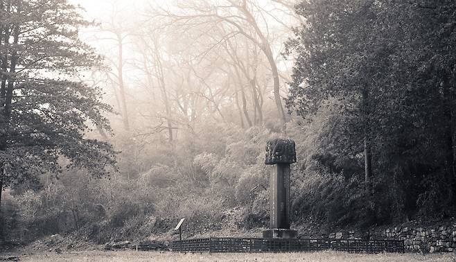 충남 예산 면암 최익현 묘소 '춘추대의비'.