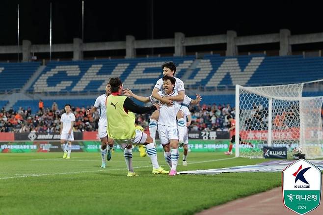 프로축구 K리그1 포항 선수들이 1일 강원전에서 정재희 득점 후 기뻐하고 있다. /한국프로축구연맹